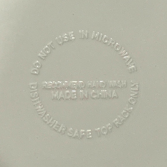 Set of 8 - 6” plastic dessert plates. - Picture 5 of 5